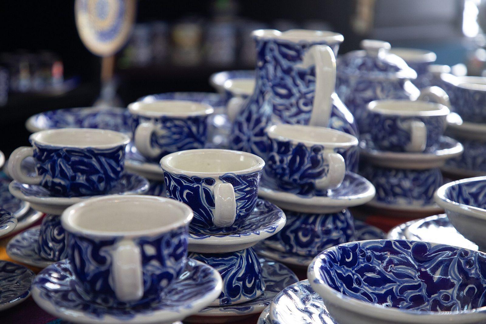 Tazas y jarras de talavera poblana